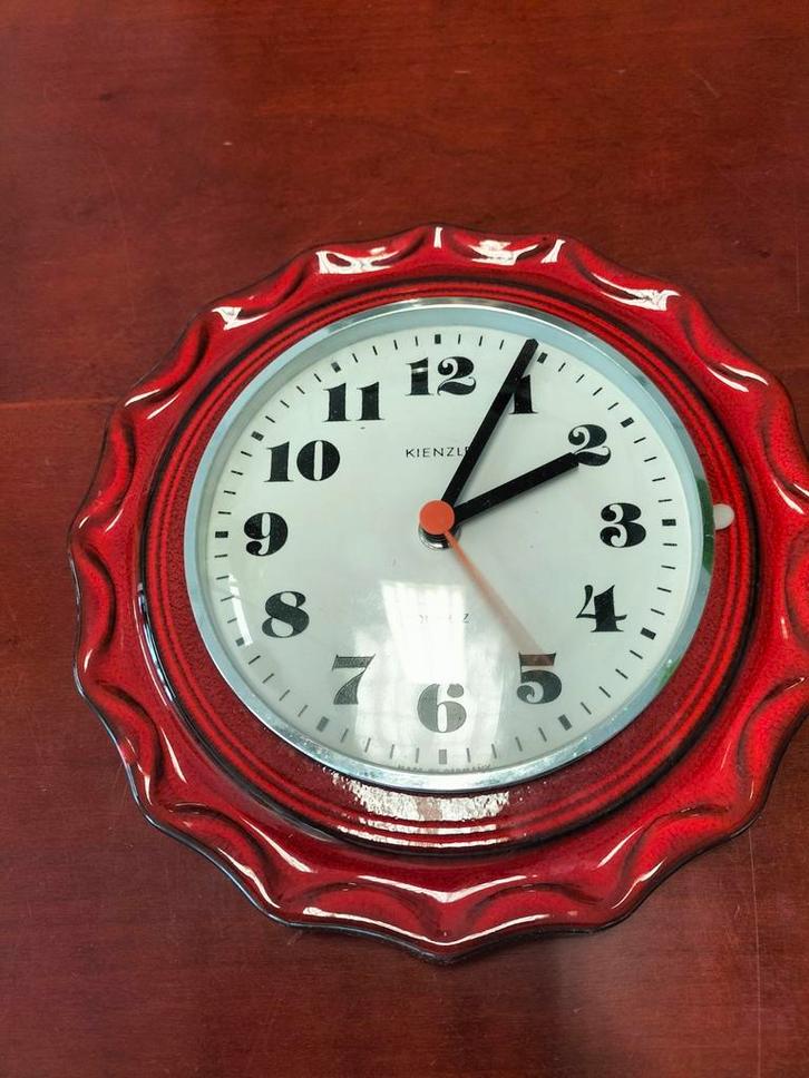 Vintage Kienzle Quartz Wandklok - Rood uit Zweden, Huis en Inrichting, Woonaccessoires | Klokken, Gebruikt, Wandklok, Analoog