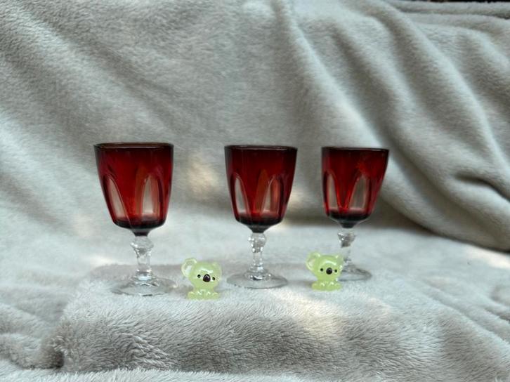 Unieke set van 3 robijnrode likeurglazen uit Frankrijk 1970s, Verzamelen, Glas en Borrelglaasjes, Zo goed als nieuw, Borrel- of Shotglas