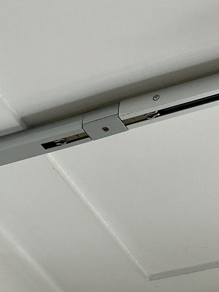 Zilverkleurige rail met 3 verschuifbare spots - 218cm, Huis en Inrichting, Lampen | Spots, Gebruikt, Plafondspot of Wandspot, Metaal of Aluminium