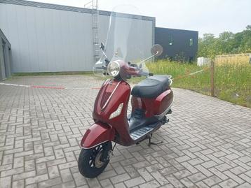 Retro vespa look snor scooter  beschikbaar voor biedingen