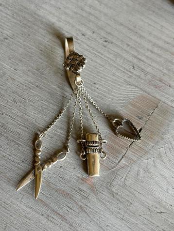 Antiek Zilveren miniatuur chatelaine beschikbaar voor biedingen