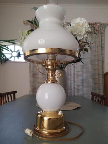 oude tafellamp in vorm van olielamp met opaalglas / melkglas beschikbaar voor biedingen