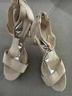 Beige Sandalen met Zilveren Details maat 40, Ophalen of Verzenden, Zo goed als nieuw, Beige, Sandalen of Muiltjes
