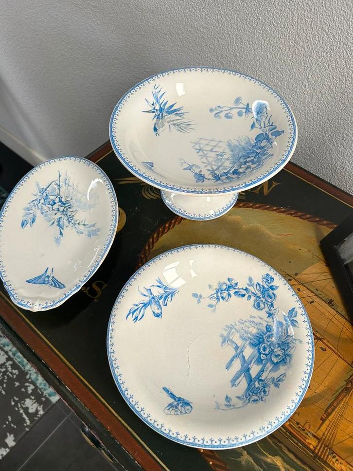 Antiek servies, taartplateau, schaaltje en een diep bord., Antiek en Kunst, Antiek | Servies los, Ophalen