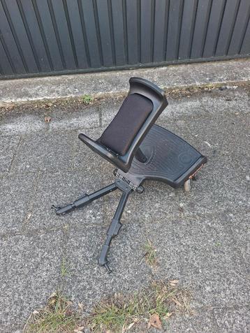 1 zwarte Baninni meerijdplankje met zitje en met wieltjes beschikbaar voor biedingen