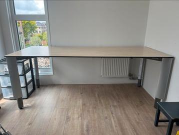 Stevig en verstelbaar bureau – 2 meter lang, hufterproof beschikbaar voor biedingen