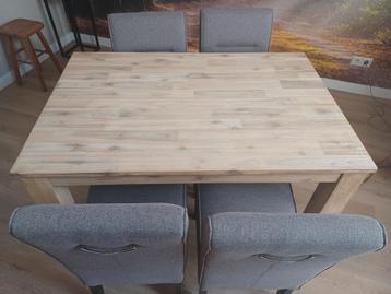 mooie houten eettafel en 4 stoelen beschikbaar voor biedingen