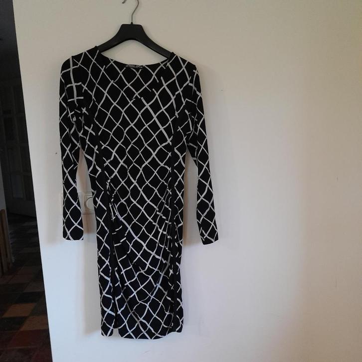 juffrouw jansen jurk maat L zwart wit, Kleding | Dames, Jurken, Zo goed als nieuw, Maat 42/44 (L), Zwart, Knielengte, Ophalen of Verzenden