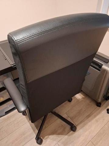 Mooie ikea bureau tafel en stoel beschikbaar voor biedingen