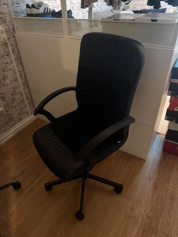 Zwart bureau stoel beschikbaar voor biedingen