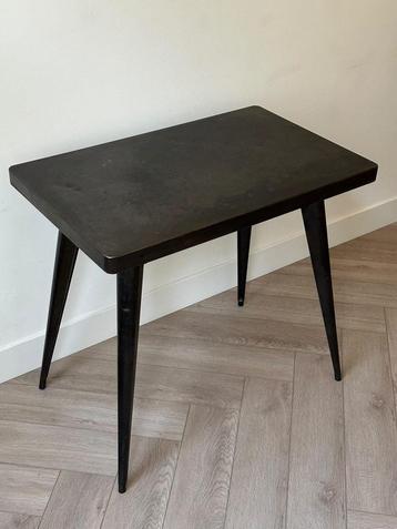 Vintage sollide metalen tafel of bureau beschikbaar voor biedingen