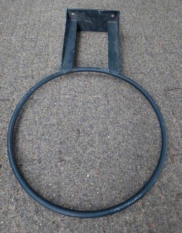 Stevige stalen Basketbalring voor aan de muur, nette staat!  beschikbaar voor biedingen