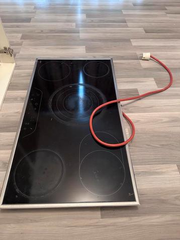 Keramische kookplaat met stekker – in goede staat (89X50) beschikbaar voor biedingen