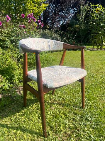Vintage houten stoel met stoffen bekleding beschikbaar voor biedingen