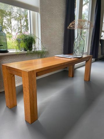 Houten lange tafel beschikbaar voor biedingen
