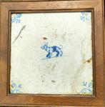 Antieke tegel met hond + ossenkop in hoeken. Ingelijst, Antiek en Kunst, Antiek | Wandborden en Tegels, Ophalen of Verzenden