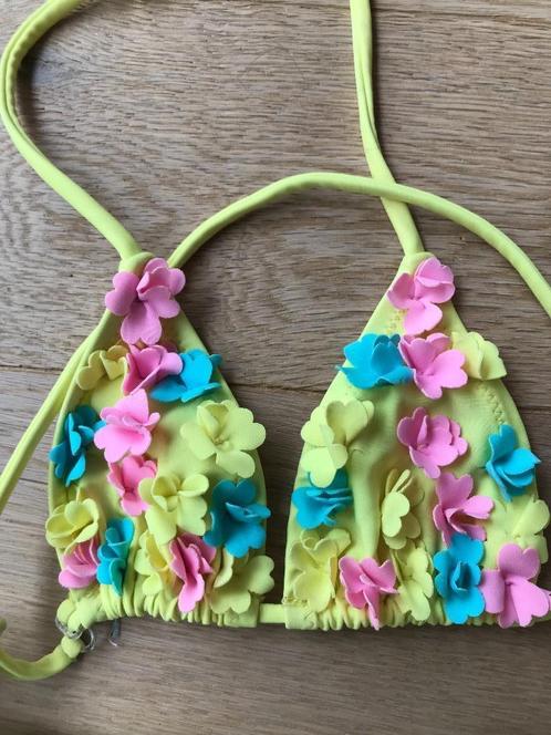 Leuke gele bikini met gekleurde bloemetjes 122/128, Kinderen en Baby's, Kinderkleding | Kinder-zwemkleding, Bikiniset, Maat 128