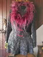 Zwart getailleerd kanten jasje met bordeauxrode veren kraag, Overige typen, Zwart, Ophalen of Verzenden, Handgemaakt