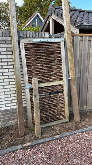 Douglas poort, 2 jaar oud beschikbaar voor biedingen