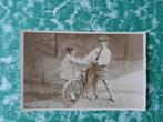 ansichtkaart a272) meisje en jongen vechten om de fiets., Ophalen of Verzenden, 1920 tot 1940, Gelopen, Kinderen
