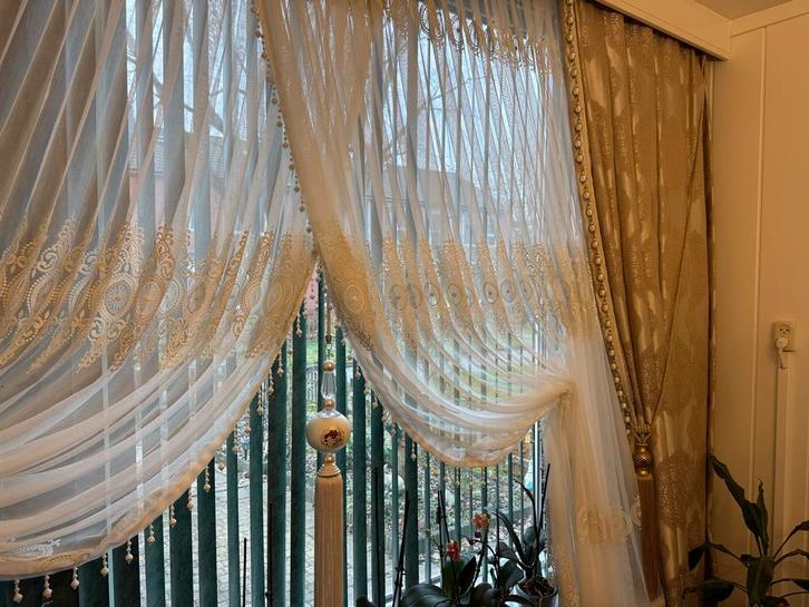 2 Elegante gordijnen met sierlijke details compleet, Huis en Inrichting, Stoffering | Gordijnen en Lamellen, Zo goed als nieuw