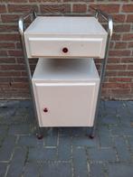 Vintage, oud metalen nachtkastje,kastje,met twee wieljes, Ophalen, Gebruikt, Metaal of Aluminium, Minder dan 45 cm