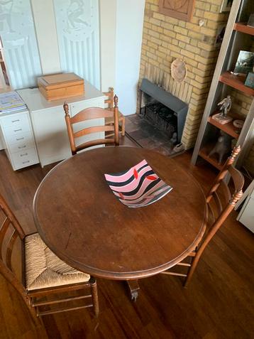 houten eetkamer tafel met knopstoelen