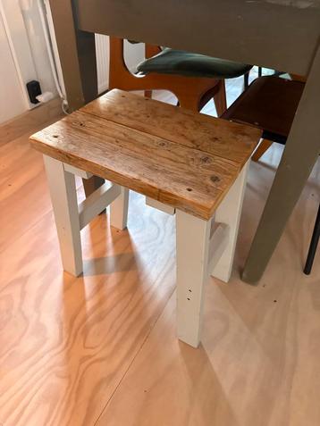 Krukje, tafeltje, vuren delen, onderstel beige geschilderd beschikbaar voor biedingen