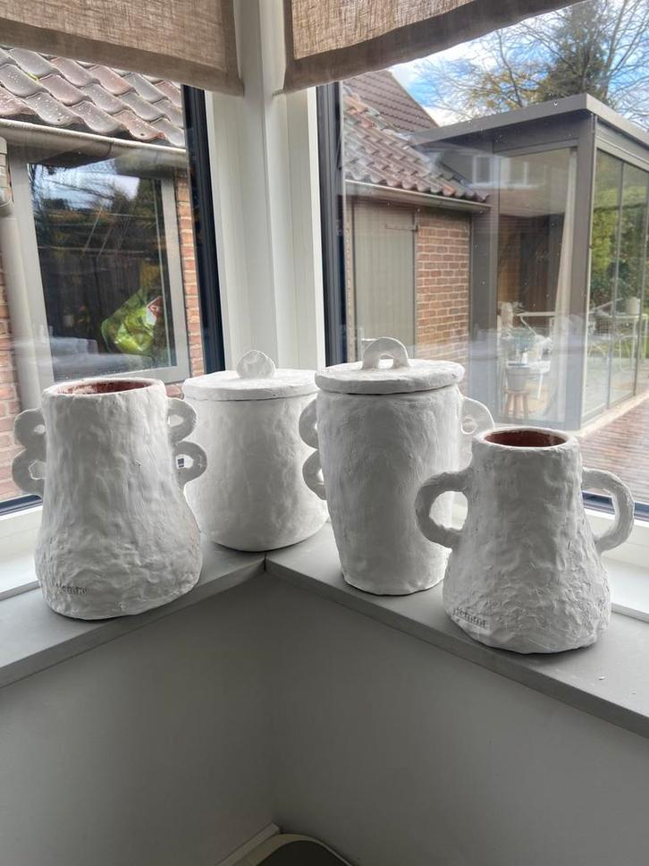 4 gave minimalistische handmade vazen van witte klei, Huis en Inrichting, Woonaccessoires | Vazen, Zo goed als nieuw, Wit, Minder dan 50 cm