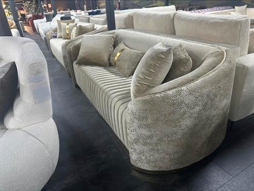 Chique fluwelen bank met gouden details en kussens, Huis en Inrichting, Woonaccessoires | Kussens, Nieuw, Ophalen of Verzenden