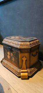 Kerk kist in velvet bekleed, Antiek en Kunst, Antiek | Religie, Ophalen