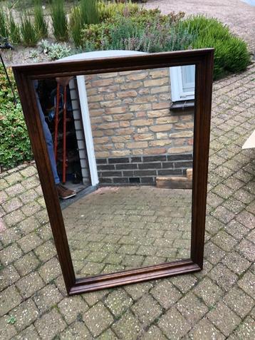 groot model spiegel met houten lijst beschikbaar voor biedingen