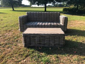 Rieten grote bank 225 cm en rieten salontafel 130 cm (set) beschikbaar voor biedingen