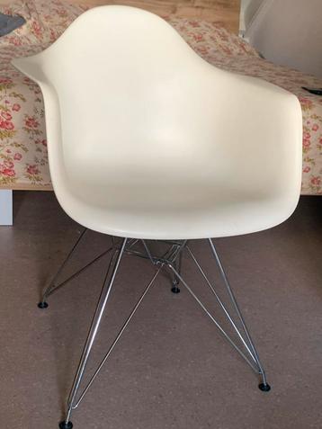 Te  koop 3 vitra stoelen beschikbaar voor biedingen