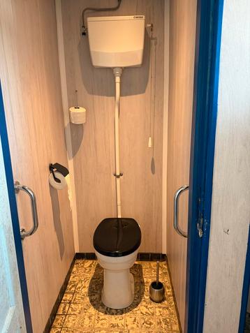 Staande toilet met stortbak beschikbaar voor biedingen