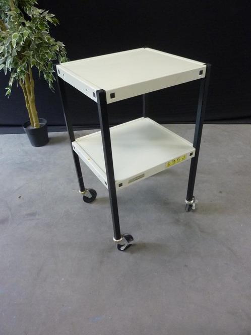 Vintage bijzettafel / stalen magazijnkar / tafel met rem 60s, Huis en Inrichting, Tafels | Bijzettafels, Gebruikt, Vierkant, 60 cm of meer