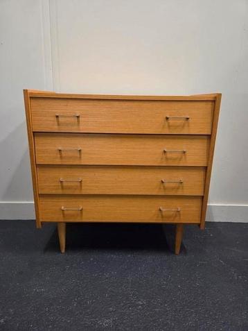 Vintage houten ladenkast met vier lades beschikbaar voor biedingen