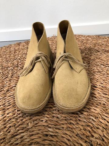 Clarks desert boots beige beschikbaar voor biedingen