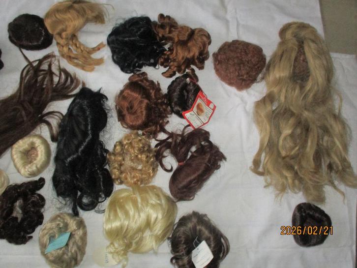 25   nieuwe  pop pruikjes diverse w stop poppenbeurzen, Verzamelen, Poppen, Nieuw, Accessoires, Verzenden
