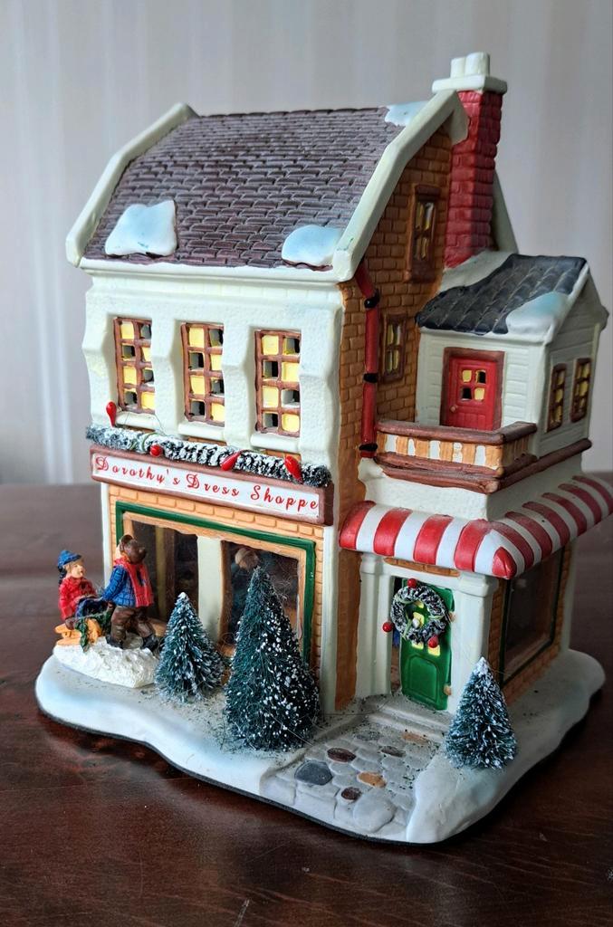 Kersthuisje Dorothy's Dress Shop, Diversen, Kerst, Zo goed als nieuw, Ophalen of Verzenden