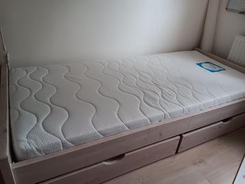Grenen 1 persoonsbed in Whitewash met 2 lades  beschikbaar voor biedingen