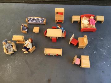 Houten Poppenhuis meubels + 5 houten poppen - 25 delig beschikbaar voor biedingen