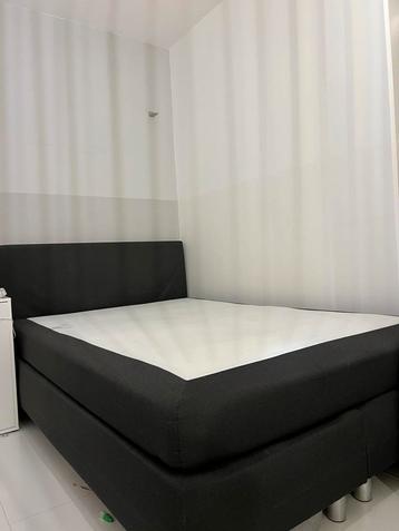Tweepersoonsbed met matras beschikbaar voor biedingen
