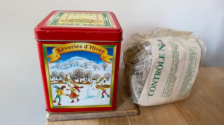 Rood Theeblik Yves Rocher winter kerstblik afbeeldingen zgan, Verzamelen, Blikken, Zo goed als nieuw, Overige, Ophalen of Verzenden