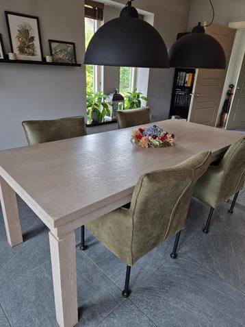 Mooie grote 6-8 persoons Eettafel beschikbaar voor biedingen