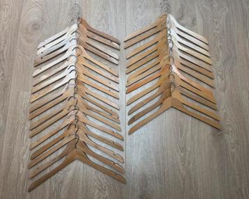 Houten kledinghangers 29 stuks beschikbaar voor biedingen