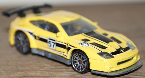 MATTEL Hot Wheels 2011 - FERRARI 575 GTC geel en zwart .., Hobby en Vrije tijd, Modelauto's | Overige schalen, Zo goed als nieuw