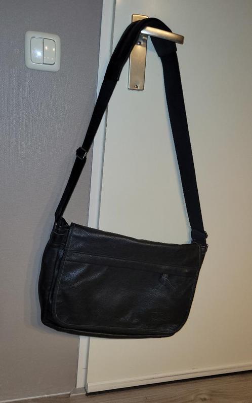 EASTPACK 100 % Lederen laptoptas 17 inch, Computers en Software, Laptoptassen, Zo goed als nieuw, Schoudertas, 17 inch of meer