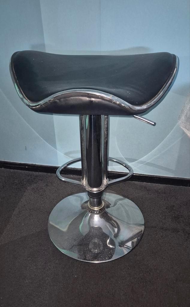 Barkruk, tafeltje en bijzettafel set, Huis en Inrichting, Barkrukken, 60 tot 90 cm, 1 kruk, In hoogte verstelbaar, Ophalen