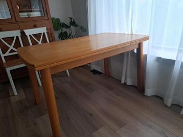 Houten eettafel, uitschuifbaar tot 210 cm beschikbaar voor biedingen